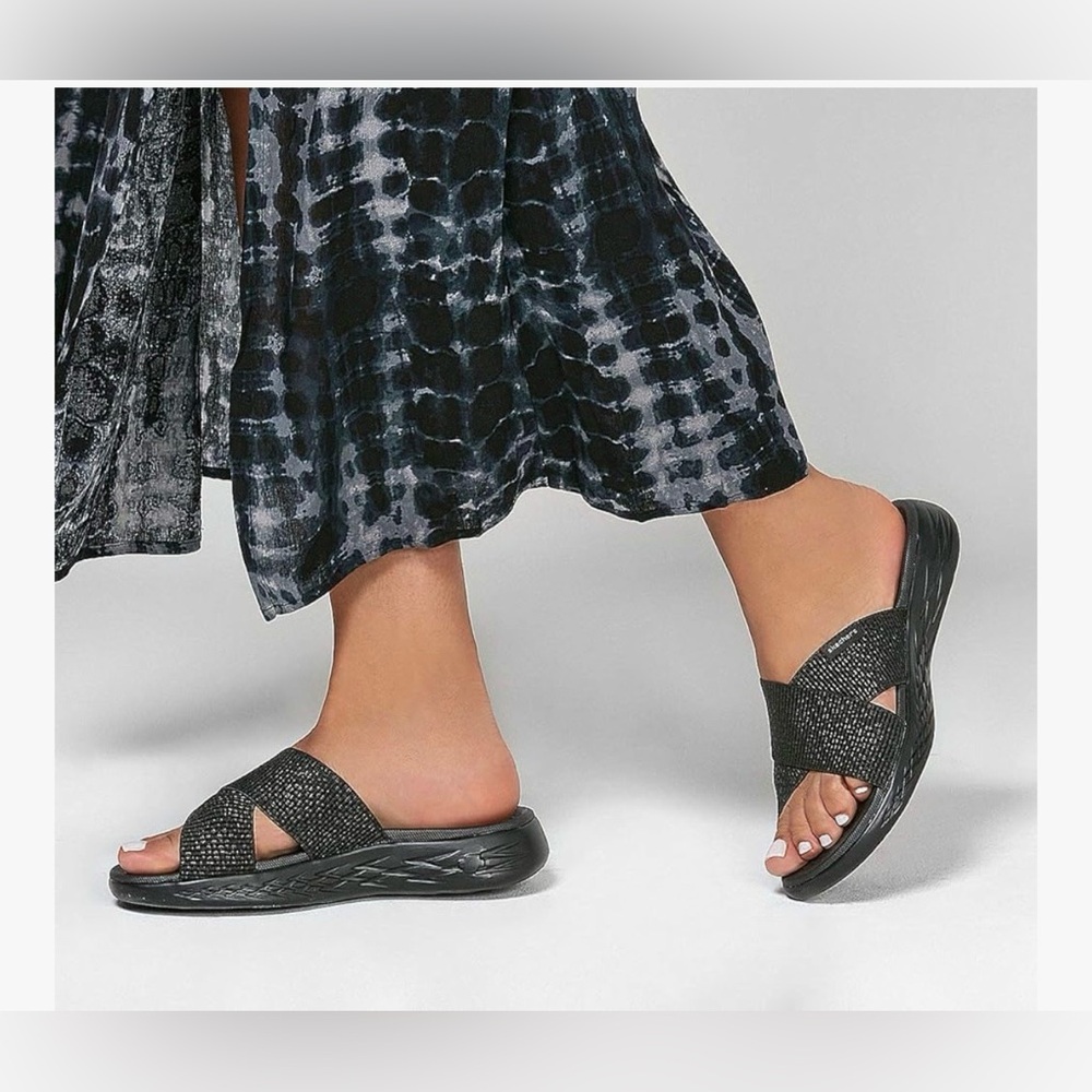 ‼️SALE‼️Skechers Women’s On-the-go Goga Mat Slides Black Size 10 (Like New)